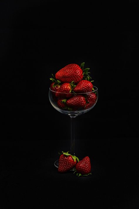 Glass Strawberries, Amoled Wallpaper, White Background Photography, Vitamin A Foods, Cocktail Photos, Studying Food, Dark Red Wallpaper, Black Phone Wallpaper, Pretty Birthday Cakes