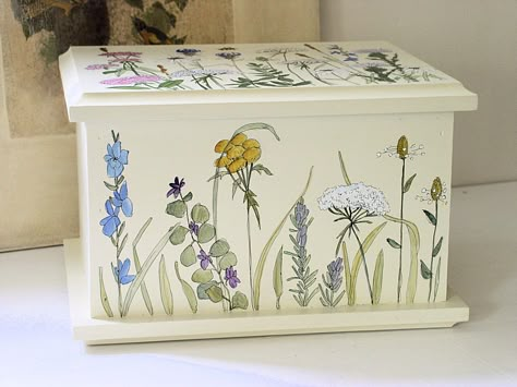 Woodburning Crafts, Wooden Box Diy, Hand Painted Wooden Box, Furniture Box, Wooden Memory Box, Paint Inspo, Memory Boxes, Painted Box, Painted Wooden Boxes