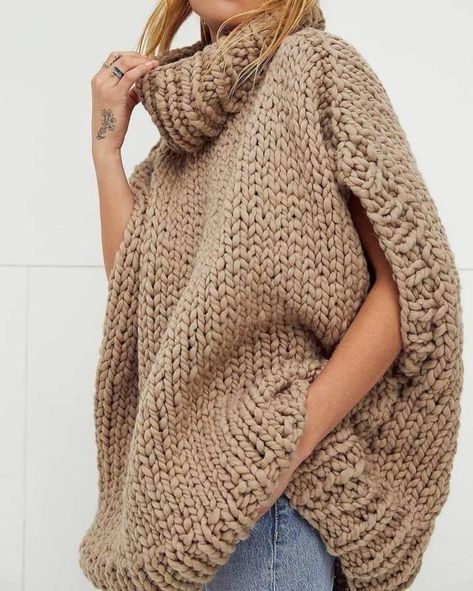 Loopy Mango, Chunky Knitting, Knitwear Fashion, Knitted Poncho, Diy Knitting, Knit Fashion, Knitting Inspiration, Crochet Fashion, Crochet Sweater