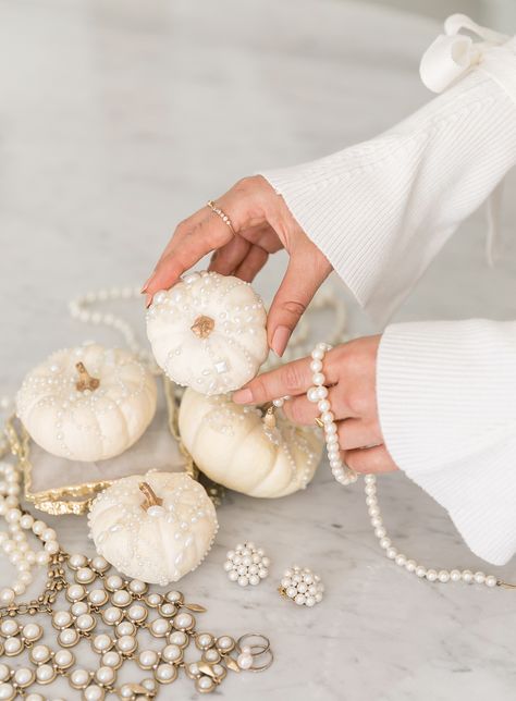 Sydne Style shows diy pearl pumpkins for chic halloween decor #pearls #diy #pumpkins #falldecor Ornamental Pumpkins, Gold Painted Pumpkins, Glam Holiday Decor, White Halloween Decor, Studded Pumpkin, Pink Thanksgiving, Chic Halloween Decor, Halloween Chic, Diy Pumpkins