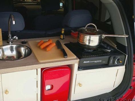 Man Builds A Tiny Kitchen In The Back Of His Car’s Trunk - Tiredbee.com Diy Electric Car, Minivan Camper Conversion, Minivan Camping, Suv Camping, Building A Kitchen, Tiny Cars, Portable Kitchen, Truck Camping, Full Kitchen