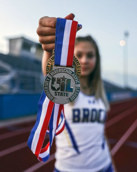 Medal Picture Ideas, Marathon Picture Ideas, Running Pictures Photography, Marathon Photo Ideas, Senior Pictures With Medals, Track Instagram Pictures, Track Medals Senior Pictures, Medal Photography, Track Poses Photo Shoots