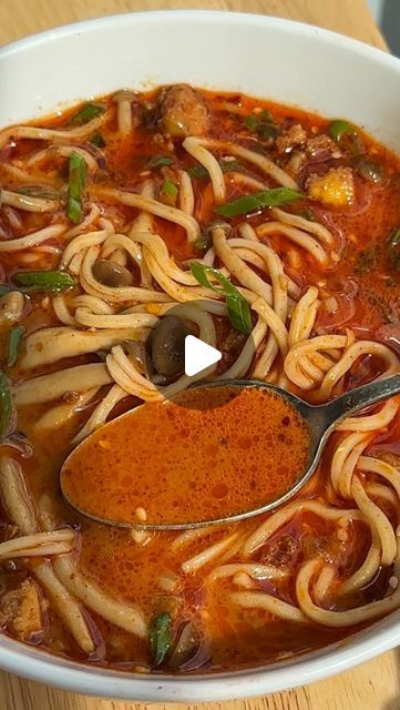 Raquel Ravivo on Instagram: "Peanut Gochujang Noodle Soup 🍜 ❤️‍🔥 This broth is outrageously good, especially for how quick this was to make. The gochujang adds sweetness and spice, the peanut butter adds creaminess and mushrooms and soy sauce add the perfect amount of umami, and combined, OMG. Here are the ingredients:  (Serves 1) 1.5 tbsps peanut butter 1 tbsp gochujang  1 tbsps soy sauce  3 tbsps hot water 1/2 tbsp olive oil (or neutral oil) 2 green onions, whites and green separated, finely sliced  pinch of salt  50g mushrooms  2 cloves garlic, minced  1.5 cups water  1/2 tbsp sesame oil  1 serving of noodles (I used ramen)  Crispy tofu crumbles: 1/4 454g block tofu, crumbled  1/2 tbsp soy sauce  1 tsp sesame oil  The full recipe will be on my Substack, enjoy! ✨  #noodlesoup #ramennoo How To Make Soup, Gochujang Recipe Dishes, Dandan Noodles, Korean Noodle Soup, Tofu Crumbles, Ramen Noodle Recipes Soup, 15 Min Meals, Chipotle Pasta, Gochujang Recipe