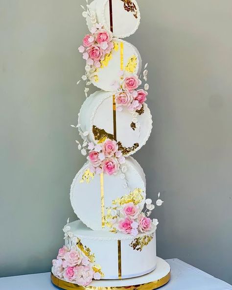 Gravity Wedding Cake Ideas, Luxury Wedding Cakes, Gravity Wedding Cake, Wedding Cakes Two Tier, Luxury Desserts, Luxury Wedding Cake Design, Gravity Cakes, Classy Wedding Cakes, Comunion Cake