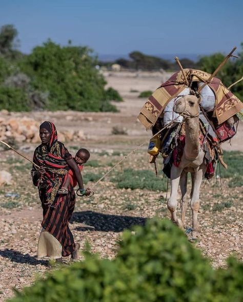 Somali People History, Somalia Culture, Somali Traditional, Somali Aesthetic, Sudanese People, Figurative Composition, Somali Clothes, Somali Culture, Aesthetic Clothes Men