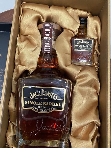 Jack Denial, Wine Pub, Expensive Whiskey, Jack Daniels Single Barrel, Pretty Alcoholic Drinks, Whisky Drinks, Whiskey Decanter Set, Whisky Bottle, Whiskey Drinks