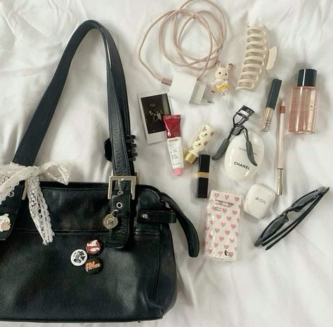 Everyday Bag Essentials, What's In My Purse, School Bag Essentials, Inside My Bag, Purse Essentials, Handbag Essentials, In My Bag, Girly Bags, Lace Heart