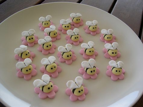 Bee Cupcake Toppers, Bee Cupcakes, Cookies Cupcake, Resepi Biskut, Bee Cakes, Buzzy Bee, Fondant Animals, Fondant Tutorial, Cupcake Designs