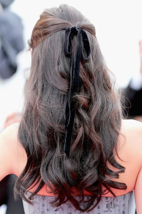 A velvet ribbon worn in a half-up, half-down style feels festive and feminine. Perfect for your office Christmas party. Christmas Party Hairstyles, Wedding Haircut, Unique Wedding Hairstyles, Bridesmaid Hair Long, Ribbon Hairstyle, Holiday Hairstyles, Trending Hairstyles, Half Up Hair, Party Hairstyles