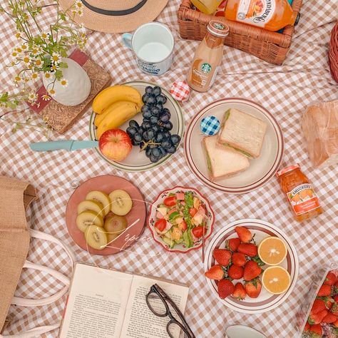 Picnic Date Food, Princess Food, Picnic Photo Shoot, Picnic Pictures, Picnic Inspiration, Backyard Picnic, Food Photoshoot, Picnic Date, Vintage Tea Party