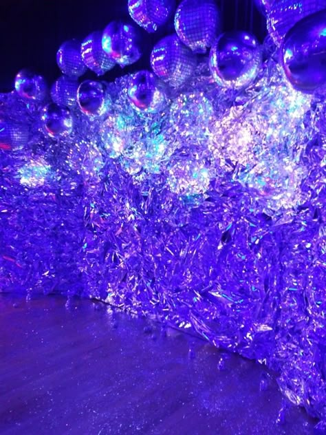 Euphoria Decor, Euphoria Wedding, Euphoria Bday Party, School Dance Themes, Futuristic Party, Glow Theme Party, Disco Theme Party, Purple Party Decorations, Iridescent Party