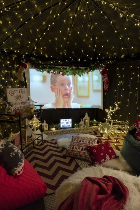 Outdoor Winter Movie Night, Fancy Movie Night, Cozy Movie Night Living Room, Movie Night Home Ideas, Movie Theater Night At Home, Home Cinema Ideas Movie Nights, Cinema Night At Home, Christmas Outdoor Movie Night, 30th Birthday Airbnb