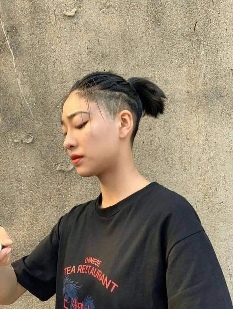 Asian Short Hair Undercut, Feminine Undercut Short Hair, Short Boyish Haircut, Boyish Hairstyles For Long Hair, Undercut With Short Hair, Boyish Haircut, Girl Undercut, Undercut Long Hair, Androgynous Hair