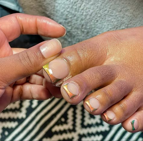 Gold Toes Pedicure, Gold French Tip Toes, Gold Toe Nail Designs, Gold Toenails, Acrylic Toes Black Women, Acrylic Toe Nail Designs, Nail Art Ideas For Beginners, Easy Toe Nail Art, Gold Nails Prom