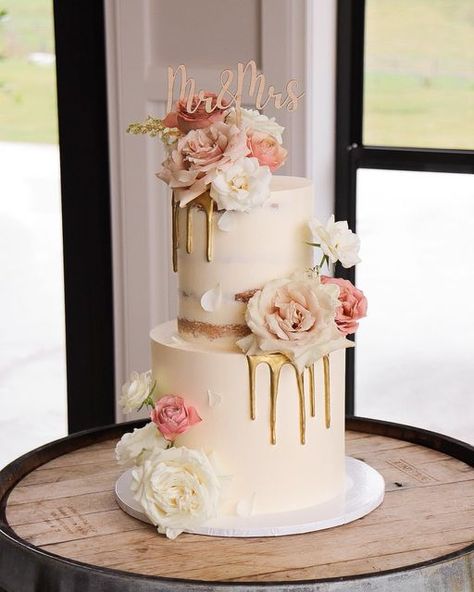 Milk & Honey Cake Creative on Instagram: "Disclaimer: I will never be doing gold drips again 😂 but I hope you all think that she’s pretty ✨ Florals @gwenfloralco Topper @rosewoodeverlastingcreations Venue @hazelwoodestate" Drip Wedding Cakes, Birthday Cake Ideas Two Tier, Cakes For Engagement, Engagement Cake Images, Engagement Cake Ideas, Ukrasavanje Torti, Wedding Cakes Designs, Wedding Cake Gold, Gold Drip Cake