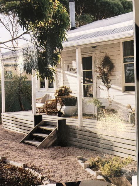 Cottage Entrance, Swedish Summer House, Mission Style Homes, Outdoor Paving, Coastal Hamptons, Seaside Cottage, Beach Shack, Beach House Design, Front Porch Ideas