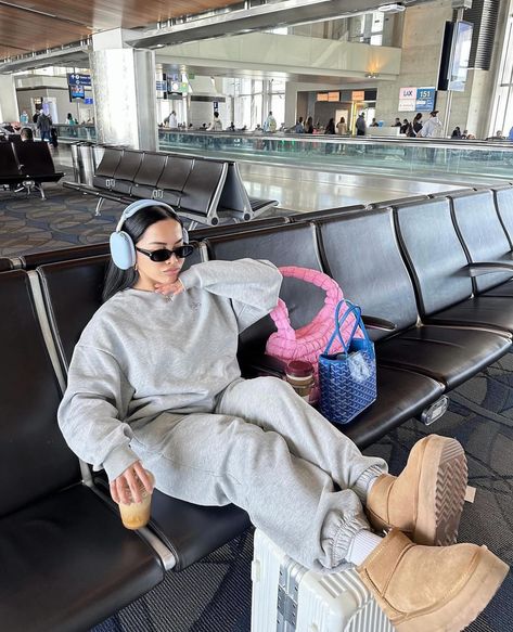 Plane Aesthetic Outfit, Airport Luggage Picture, Airport Tracksuit Outfit, Outfit Ideas For Traveling Airport Style, Comfy Airport Outfit Long Flight, Airport Pictures Instagram, Outfit Aeroport, Airport Pics Aesthetic, Airpods Outfit