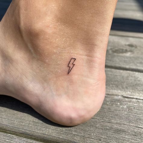 Lightning Bolt Stick And Poke, Blitz Tattoo, Lightning Bolt Tattoo, Lightning Tattoo, Bolt Tattoo, Cute Simple Tattoos, Small Pretty Tattoos, Petite Tattoos, Cute Tiny Tattoos