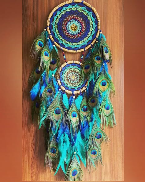 Window Decor Ideas Diy, Dream Catcher Aesthetic, Diy Hippie Decor, Peacock Dreamcatcher, Peacock Feather Decor, Fun And Easy Diys, Window Decor Ideas, Dreams Catcher, Crochet Wall Decor