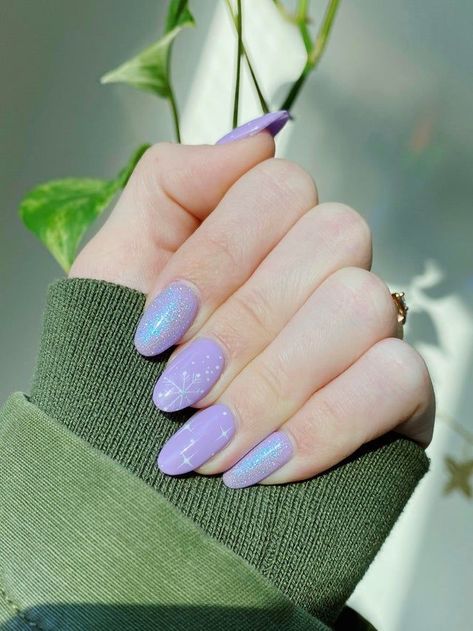 Purple Nails With Snowflakes, Icy Purple Nails, Lilac Winter Nails, Light Purple Winter Nails, Iridescent Christmas Nails, Winter Pastel Nails, Purple Nails Christmas, Purple New Years Nails, Christmas Purple Nails