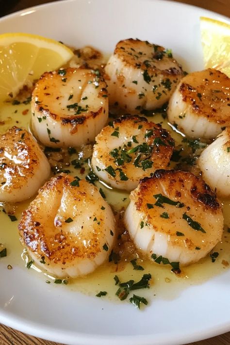 Gordon Ramsay’s Pan-Seared Scallops: A Delicious Seafood Recipe - Recipes Time Pan Fried Scallops Recipes, Gordon Ramsay Scallops, Raw Seafood Recipes, Pan Seared Fish Recipes, Fried Scallops Recipe, Seafood Enchiladas Recipe, Easy Scallop Recipes, Pan Fried Scallops, Bacon Wrapped Chicken Recipes