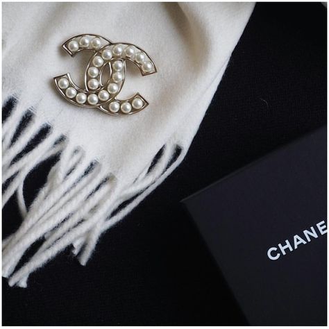 Chanel Brooch Outfit, Scarf Brooch, Chanel Pins, Chanel Brooch, Mode Chanel, Chanel Pearls, Valentines Day Presents, Pearl Pin, Chanel Accessories