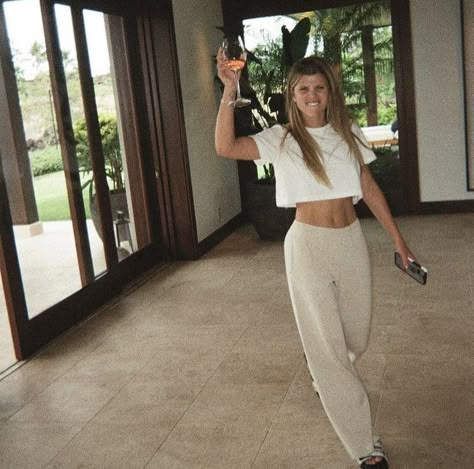 Sophia Richie Outfits, Minimalist Aesthetic Outfit, Sofia Richie Aesthetic, Aesthetic Weekend, Aesthetic Loungewear, Loungewear Aesthetic, Sofia Richie Style, Wine Pants, Weekend Aesthetic