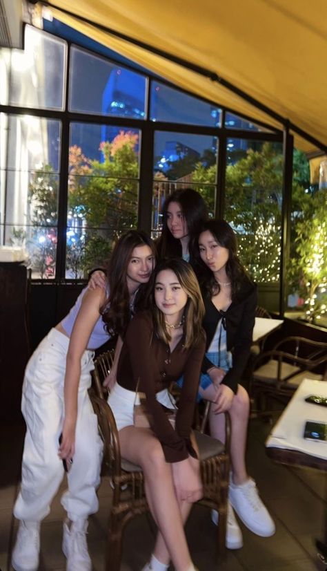 cecan ber 4 Group Picture Poses, Friendship Photoshoot, Korean Best Friends, Art Outfit, Friend Pictures Poses, Best Friend Outfits, Bff Photoshoot Poses, Bff Photoshoot, Friend Poses Photography