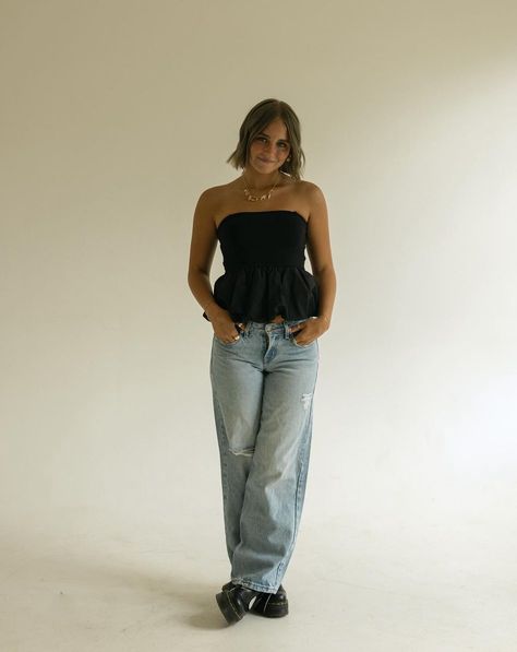 Jeans And Top Photoshoot, Fall Senior Picture Ideas Outfits Casual, Senior Picture Ideas Jeans, Senior Pics Downtown, Jeans Photoshoot Ideas, Easy Standing Poses, Senior Photoshoot Outfits, Senior Pic Outfit Ideas, Studio Senior Pictures