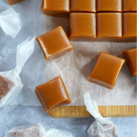 Homemade Caramels ~ An Easy and Favorite Holiday Candy Recipe Fried Neckbones, Homemade Caramel Candy, Caramels Recipe, Pecan Desserts Recipes, Homemade Caramel Recipes, Homemade Caramels, Caramel Recipe Easy, Holiday Candy Recipes, Creative Treats