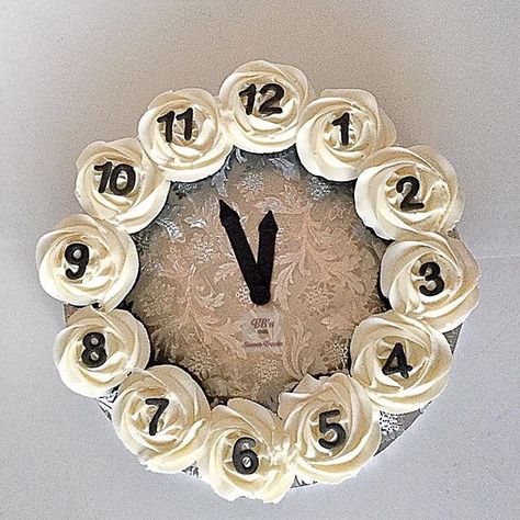 22.3k Likes, 56 Comments - Wilton Cake Decorating (@wiltoncakes) on Instagram: “We love this idea by @bbs_sweet_treats to make a pull-apart cake for the New Year countdown!…” Nye Cupcakes New Years, Happy New Year Cake Design, Nye Cupcakes, New Years Eve Cupcakes, New Year Cake Design, New Year Cake Designs, New Years Cake, Happy New Year Cake, Nye Decor