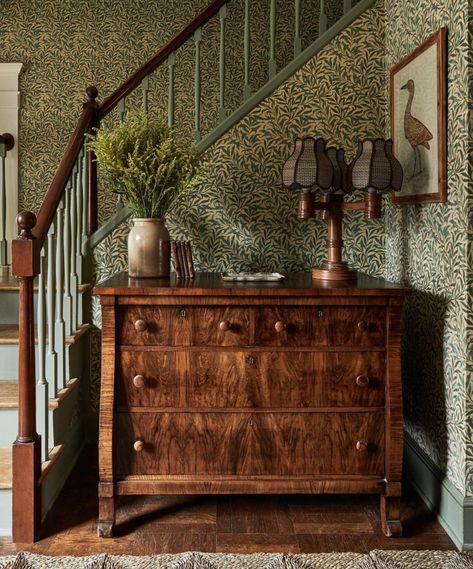 Wallpaper Stairwell, William Morris Interior, William Morris Wallpaper, Morris Wallpapers, 아파트 인테리어, Green Interiors, Inspirational Wallpapers, English Cottage, Interior Inspo