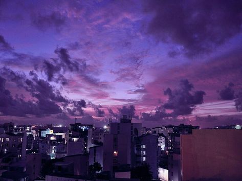 Purple sunsets city clouds sky Purple City, Violet Aesthetic, Purple Vibe, Lavender Aesthetic, Dark Purple Aesthetic, Purple Walls, Purple Sky, Aesthetic Colors, Purple Wallpaper