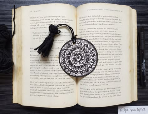 Easy Mandala Bookmark, Circle Bookmark, Mandala Art Bookmark, Grid Mandala, Bookmark Crochet Tutorial, Mandala Bookmark, Bookmark Easy, Diy Canvas Art Easy, Mandala Book