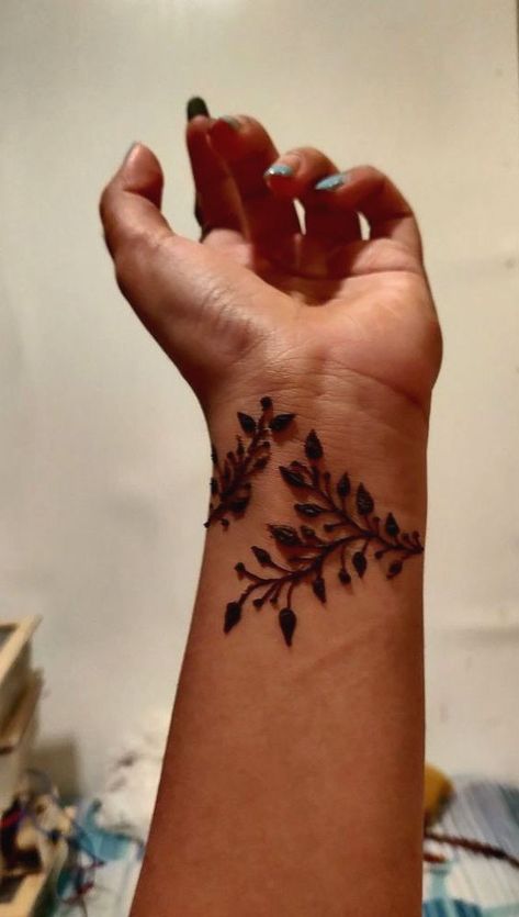 Cute Henna Designs Back Hand, Small Mehendi Tattoo Designs, Henna Minimalist Simple, Minimalistic Mehendi Designs For Hands, Henna Designs For Wrist, Wrist Henna Designs Simple, Henna Designs On Wrist, Small Henna Designs Wrist, Mehendi Minimalistic