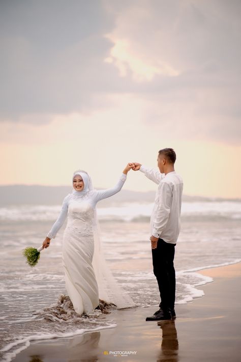 Prewed Casual, Prewedding Poses, 2023 Artwork, Pose Prewedding, Prewedding Photoshoot, Prewedding Outdoor, Dream Beach Wedding, Pre Wedding Photoshoot Outfit, Foto Wedding