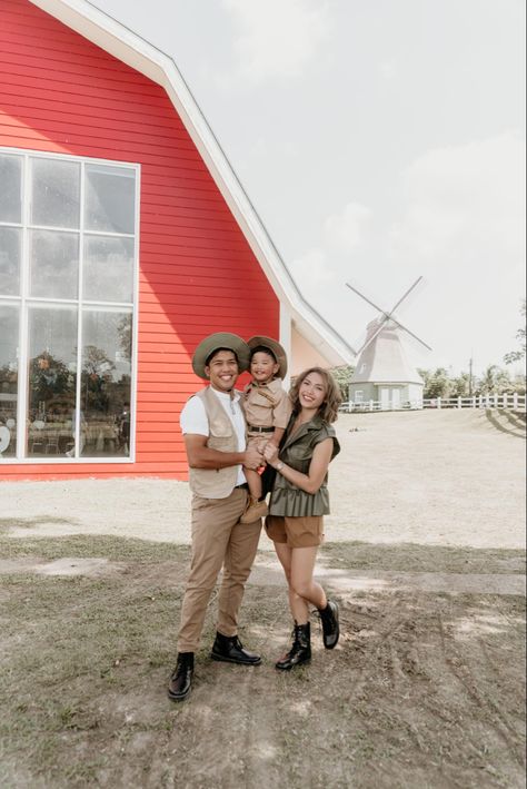 Zoo Keeper Birthday Party, Zoo Keeper Family Costume, Zoo Keeper Costume Women, Zoo Keeper Outfit, Safari Birthday Party Outfit, Zoo Keeper Costume, Safari Themed Party, Jurassic Park Birthday Party, Jurassic Park Birthday