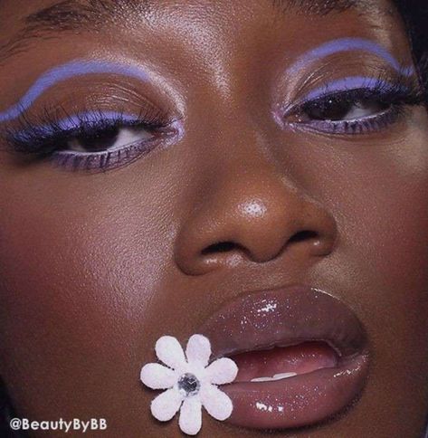 Black And Purple Eyeliner, Goth Makeup Brown Skin, Colorful Eye Makeup For Brown Eyes, Purple Eyeliner Brown Eyes, Purple Euphoria Makeup, Lavender Makeup Looks Prom, Pastel Purple Makeup, Simple Purple Eyeshadow Looks, Purple Eyelook