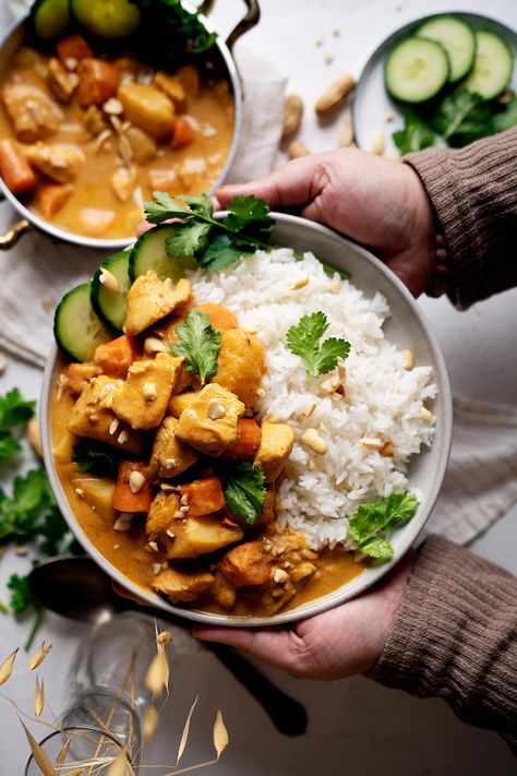 Massaman Curry Chicken, Chicken Massaman, Chicken Massaman Curry, Massaman Curry Paste, Minute Chicken, Carrot Cake Recipe Easy, Mini Chicken Pot Pies, Cooking Jasmine Rice, Massaman Curry