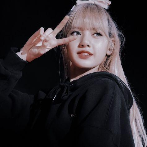 Lisa Cute Pics, Bp Aesthetic, Lisa Cute, Rap Dance, Icons Lisa, Lisa Aesthetic, Lisa Dark, Dark Edit, Aesthetic Blackpink