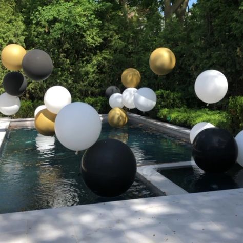 Black And Gold Pool Party Decorations, Roaring 20s Pool Party, Black And Gold Pool Party, Gold Pool Party, Pool Cocktail Party, Balloons In Pool, Birthday Decor For Him, Pool Balloons, Bf Bday