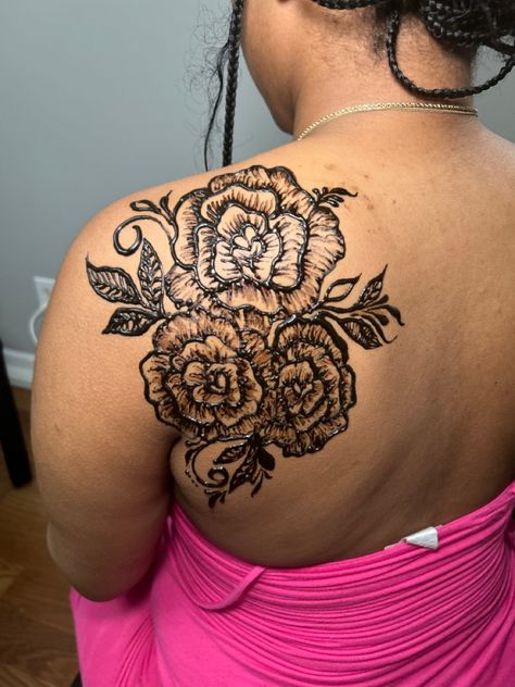 Back Henna Tattoo Spine, Henna Designs Neck And Shoulder, Henna Tattoo On Black Women, Shoulder Henna Designs, Henna Designs Shoulder, Shoulder Tattoo For Girl Black, Back Henna Designs, Neck Henna, Henna Tattoo Designs Black Women