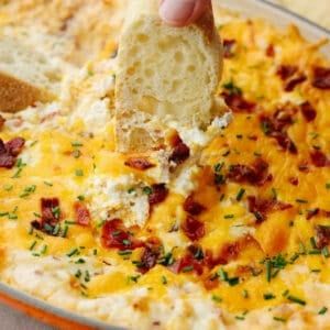 Baked Dip Recipes, Recipes With Bacon, Baked Dip, Bacon Dip Recipes, Cookout Dishes, Cheesy Bacon Dip, Best Dip, Sauces Recipes, Chili Cheese Dips