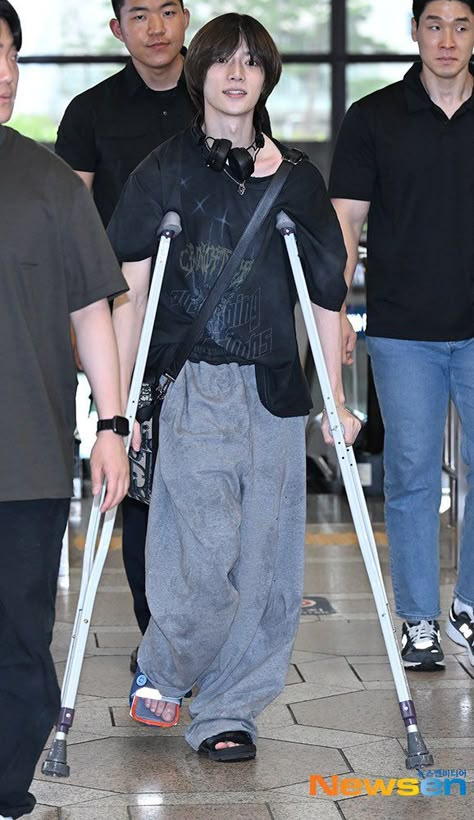 Beomgyu Fashion, Txt Clothes, Txt Core, Broken Leg, Crutches, Txt Beomgyu, Choi Soobin, Choi Beomgyu, Be A Nice Human