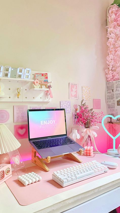 Study Area Decor, Pastel Desk Setup, Lavender Desk Setup, Desk Area Aesthetic, Designer Desk Workspaces, Home Office Pink, Study Area Ideas, Pink Desk Aesthetic, Girly Desk