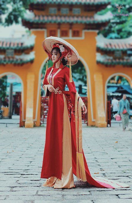 Vietnamese Royal Clothes, Aesthetic Ao Dai, Traditional Vietnamese Clothing, Vietnamese Traditional Clothing, Vietnam Costume, Vietnam Clothes, Vietnamese Fashion, Vietnamese Culture, Vietnamese Clothing