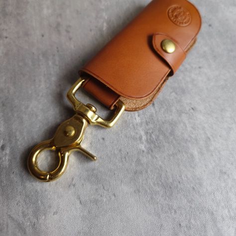 Ivar keys case Another 2024 request and this time as a freebie 🎉 𝗜𝘃𝗮𝗿 is made with one piece of leather and no stitching involved, just a fun and practical piece you can make with any scrap or sturdy leather you find in your bin. 𝗙𝗿𝗲𝗲𝗯𝗶𝗲 time! Just 𝗰𝗼𝗺𝗺𝗲𝗻𝘁 and 𝘁𝗮𝗴 your favourite leather goods maker that inspires you, and receive the code (Via DM) for the 𝗳𝗿𝗲𝗲 𝗽𝗮𝘁𝘁𝗲𝗿𝗻 (Links in Bio). I'm sure this will make someone's day 👌. I I'm really inspired by @hiramleathergoods , I love to see how he ... Leather Key Holder Diy, Snap Watch, Leather Glue, Leather Bag Design, Leather Kits, Eyelets & Grommets, Leather Scrap, Handbag Hardware, Leather Coasters