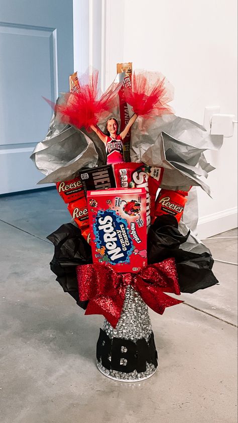 Cheer Candy Bouquet, Cheer Party Theme Ideas, Cheerleader Spirit Ideas, Senior Night Basket Ideas Cheer, Gifts For Cheer Competition, Diy Gifts For Cheerleaders, Cheer Bouquet Ideas, Cheerleading Spirit Ideas, Cheerleader Baskets Gift Ideas