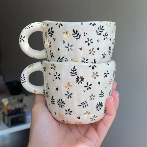 Pottery Painting Ideas Mugs, Ceramic Mug Painting Ideas, Pottery Painting Mug, Clay Cafe, Mug Painting, Ceramic Cafe, Ceramics Pottery Mugs, Diy Pottery Painting, Sarah Louise