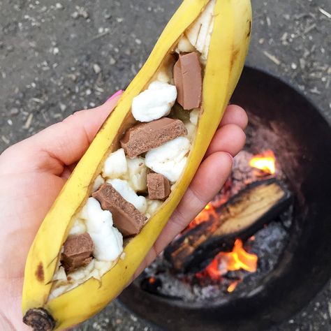 15  Easy & Delicious Camping Recipes - A Pretty Life In The Suburbs Campfire Banana Boats, Campfire Bananas, Banana Boats, Banana Cake Recipes, Campfire Party, Forest School Ideas, Boat Cake, Camping Desserts, Camping Foods